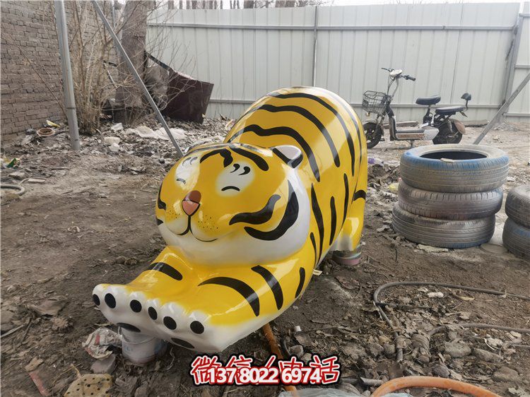 玻璃鋼彩繪抽象老虎雕塑，為幼兒園裝飾而生