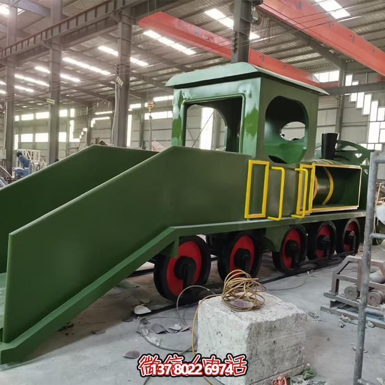 精致不銹鋼車頭雕塑，給游樂園增添時尚色彩