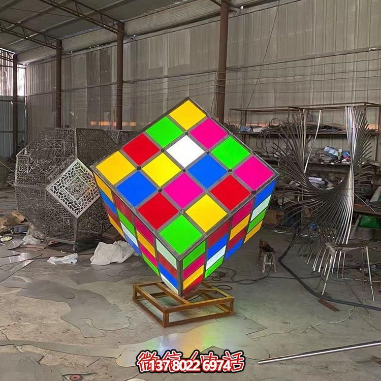 不銹鋼彩繪魔方景觀雕塑，點綴校園廣場