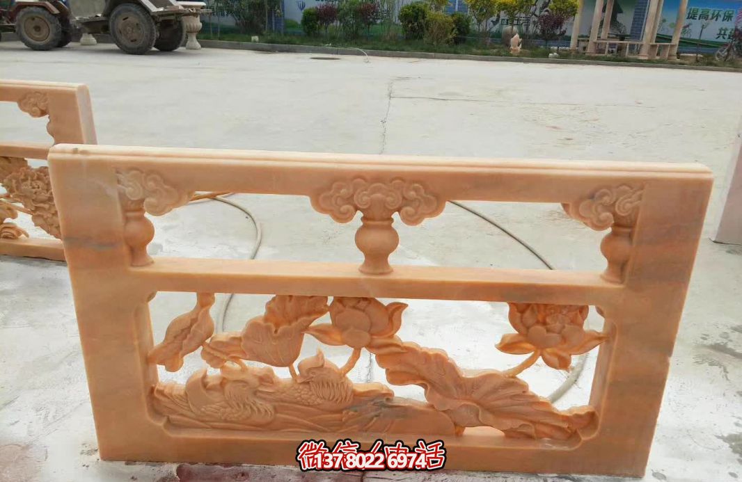 紅色浮雕護欄，點綴陽臺庭院裝飾