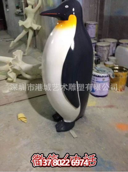 室內玻璃鋼獨自等待的童趣可愛企鵝雕塑 室內玻璃鋼獨自等待的童趣可愛企鵝雕塑
