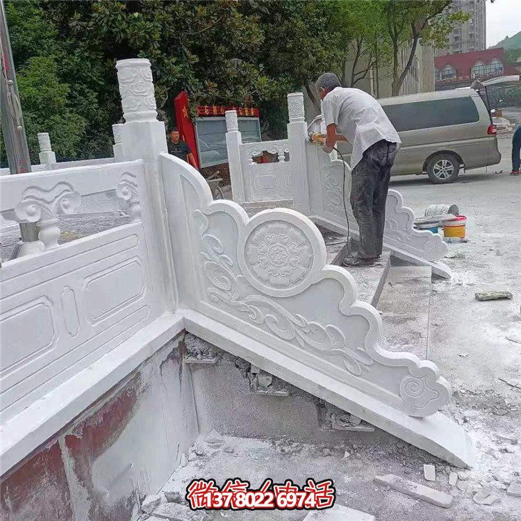 漢白玉旗臺欄板欄桿安裝，細節打磨處理