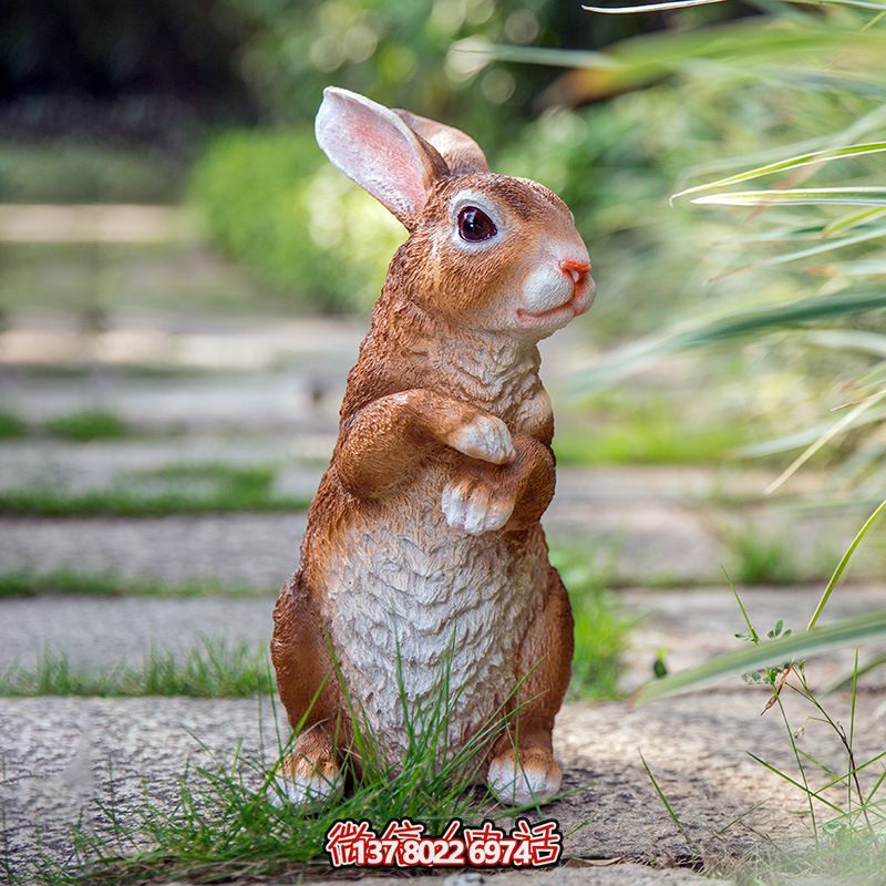 石梯上一只可愛(ài)的棕色兔子雕塑